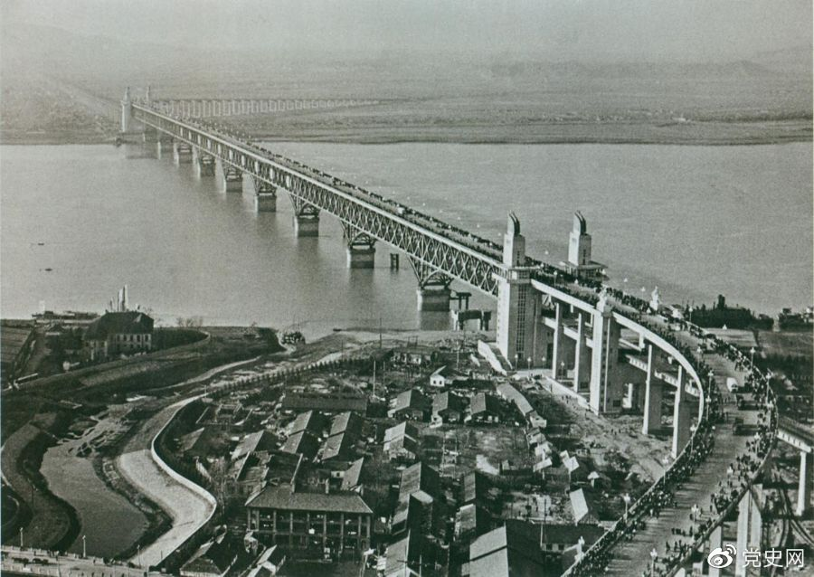 1968年12月29日， 南京長江大橋全面建成通車。這是當(dāng)時(shí)中國自行設(shè)計(jì)建造的最大的鐵路、公路兩用橋。